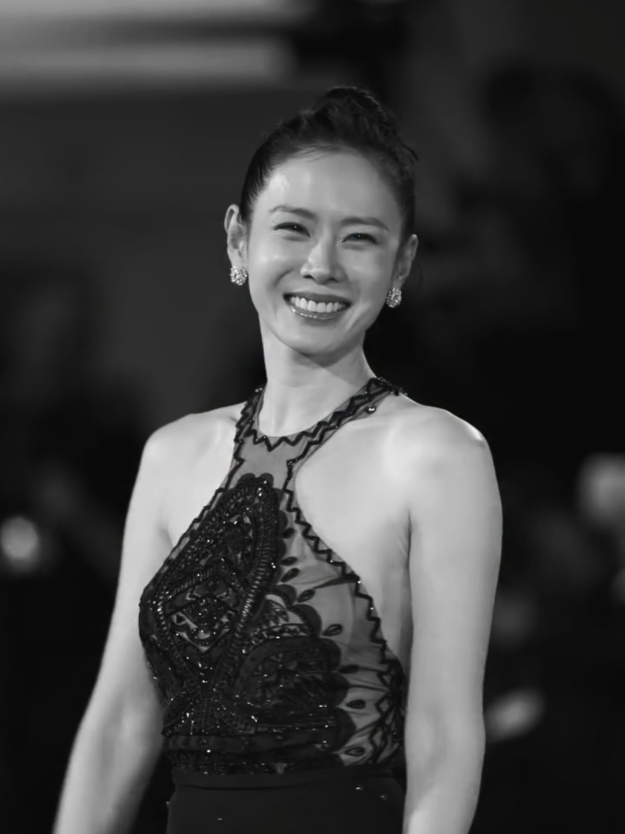 PERFECTION 🖤😍😭 ©️ @LaBiennalediVenezia  . . . #sonyejin #yejin #yejinhand #yejinonly #sonyejinfans 