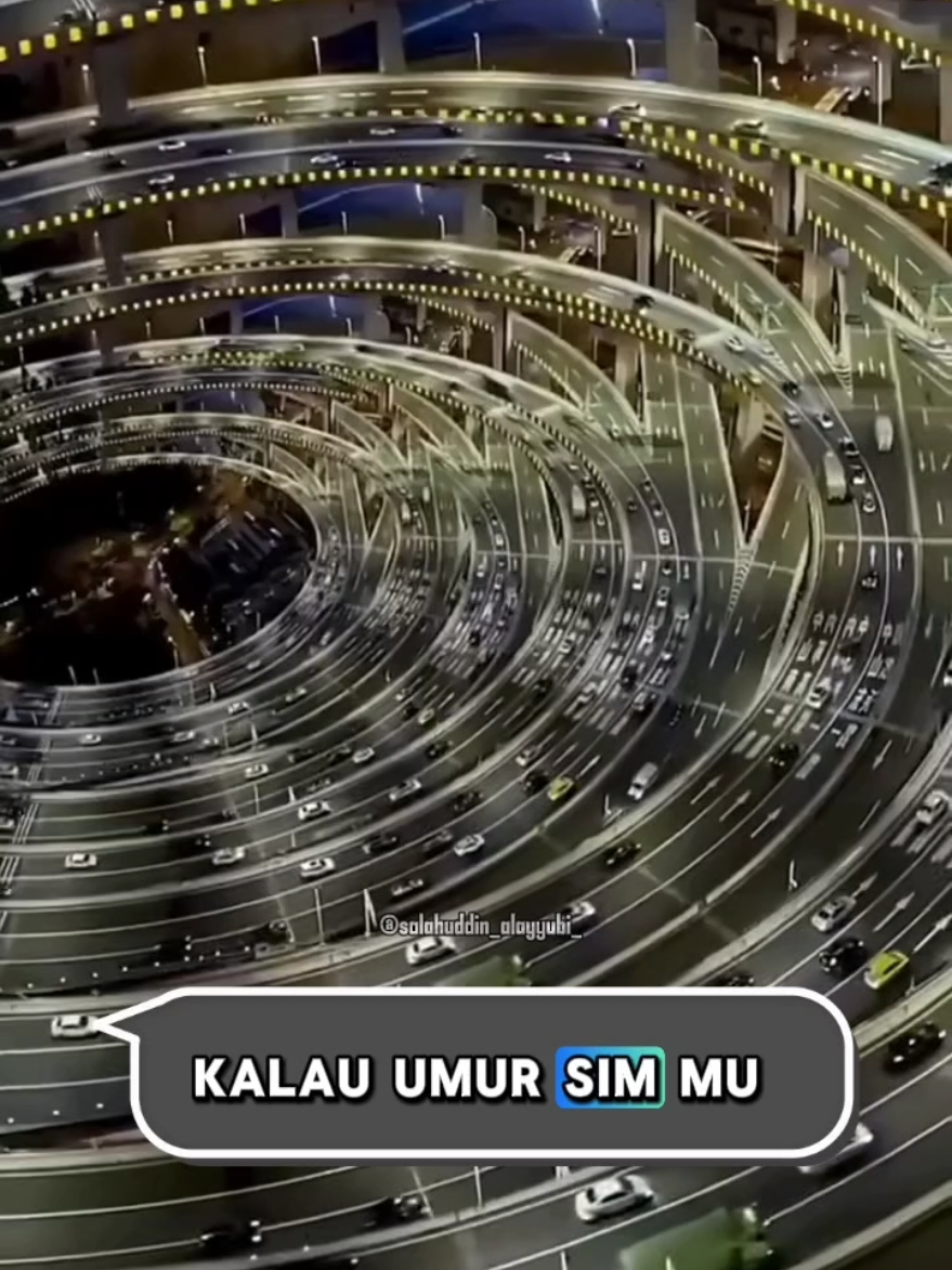🚦 Jalanan Chongqing, Bikin Pusing Sebelum Sampai Tujuan Di Chongqing, lampu merah bisa numpuk sampai 7, mobil bisa naik lift, dan flyover-nya kayak tumpukan mie instan 20 tingkat. Salah jalur? Siap-siap keliling kota seharian penuh! 😂 #Chongqing #JalanUnik #LampuMerahBanyak #Flyover20Lantai #MobilNaikLift 
