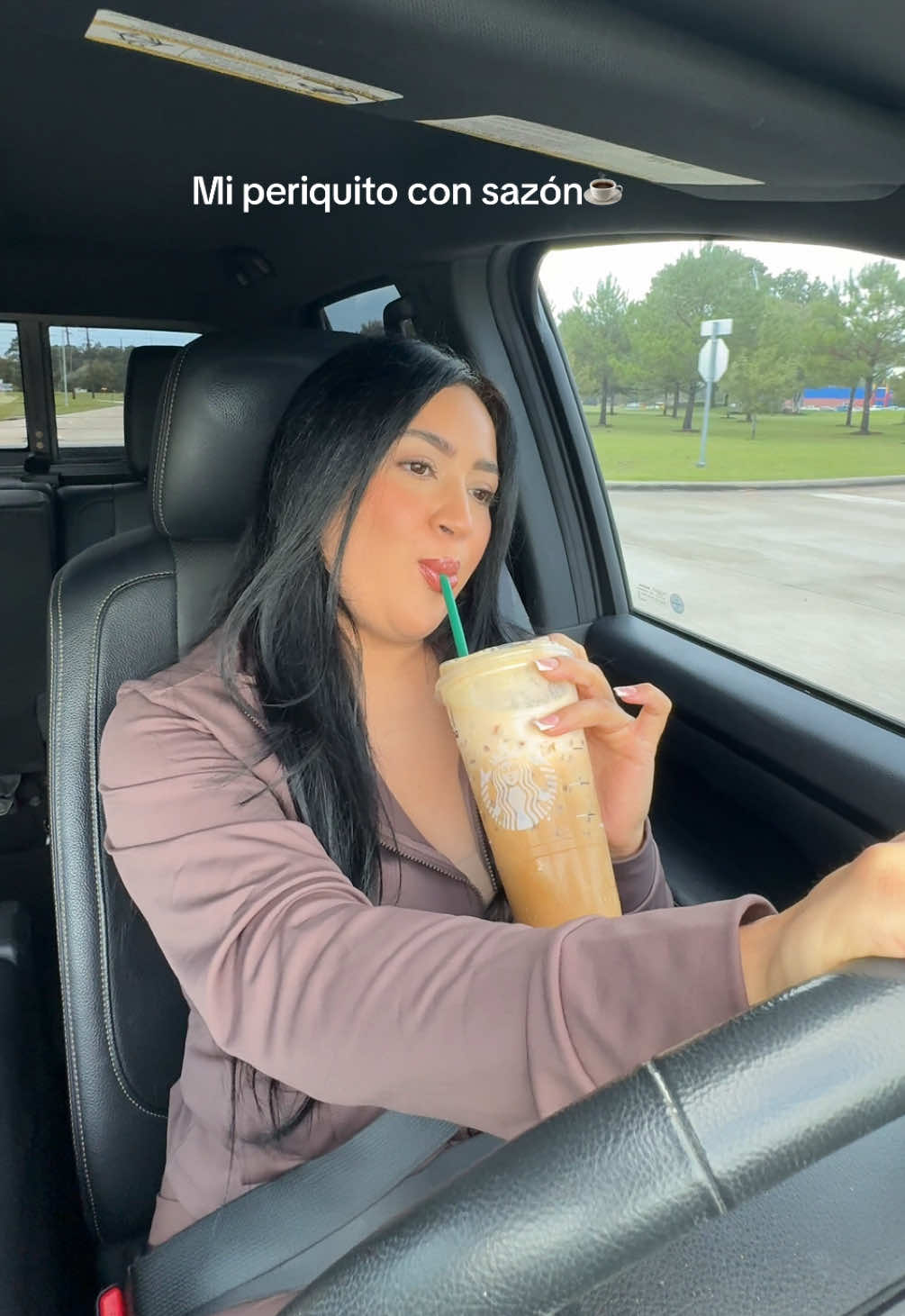 Small moments : When you finally get out by yourself and it’s fall drink season? That’s the dream 🍂 #miperiquito #MomsofTikTok #momlife #alonetime #runningerrand #latinamom #latinacontentcreator #houstoncontentcreator #starbucksdrinks #falldrink #htxmomblogger 