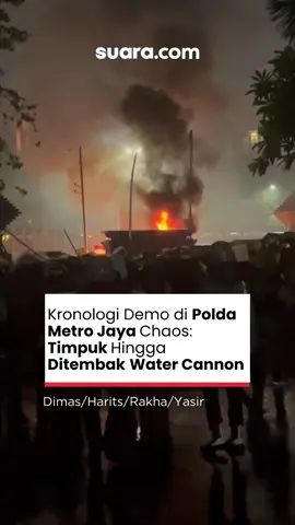 Demonstrasi yang awalnya berlangsung damai berakhir ricuh. Para pengunjuk rasa diperbolehkan masuk ke komplek Polda Metro Jaya dan menyampaikan aspirasi hingga bertemu Kapolda Metro Jaya Inspektur Jenderal Asep Edi Suheri di sore hari. Namun beberapa demonstran yang didominasi mahasiswa ini tetap ingin bertemu langsung dengan Kapolri, Listyo Sigit Prabowo ternyata tidak berhasil terealisasi. Demonstran juga menuntut Kapolri Listyo mundur dari jabatannya karena dianggap gagal hingga menimbulkan korban jiwa yaitu Affan Kurniawan yang meninggal dunia dilindas mobil brimob pada Kamis (28/8/2025). Merasa pihak kepolisian tidak menindaklanjuti tuntutan demonstran secara serius, situasi mulai memanas. Dimulai dengan masyarakat yang berusaha menerobos barikade polisi dengan tameng. Selanjutnya disusul aksi menyemprotkan cat ke tameng polisi, disusul pelemparan botol ke arah dalam Polda Metro Jaya. Massa kemudian membakar barikade hingga pagar markas komando kepolisian DKI Jakarta tersebut. Sampai akhirnya massa membakar petasan hingga akhirnya terjadi bentrok secara langsung. #AffanKurniawan #DemoHariIni #DemoPolda #listyosigitprabowo 