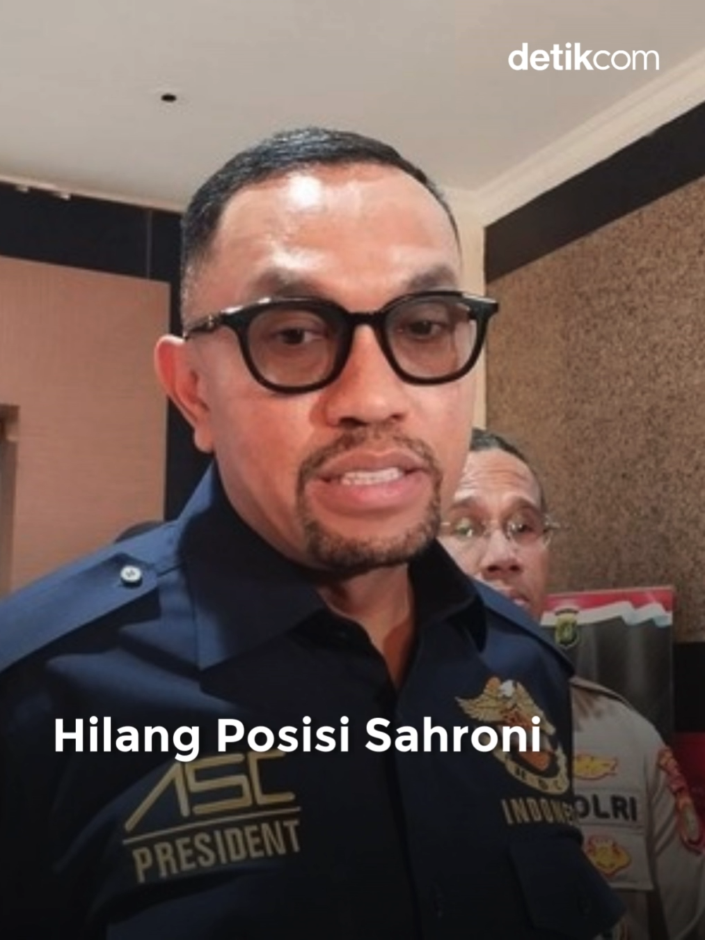 Sekretaris Fraksi Partai NasDem Ahmad Sahroni tak lagi menjabat sebagai Wakil Ketua Komisi III DPR RI. Jabatan Sahroni hilang usai dirinya menjadi sorotan publik karena bicara gaji dan tunjangan para anggota DPR. Dirangkum detikcom, Sabtu (30/8/2025), Sahroni disorot publik saat bicara terkait gaji dan tunjangan para anggota DPR. Ia meminta masyarakat tidak melihat nominalnya yang dianggap fantastis. 