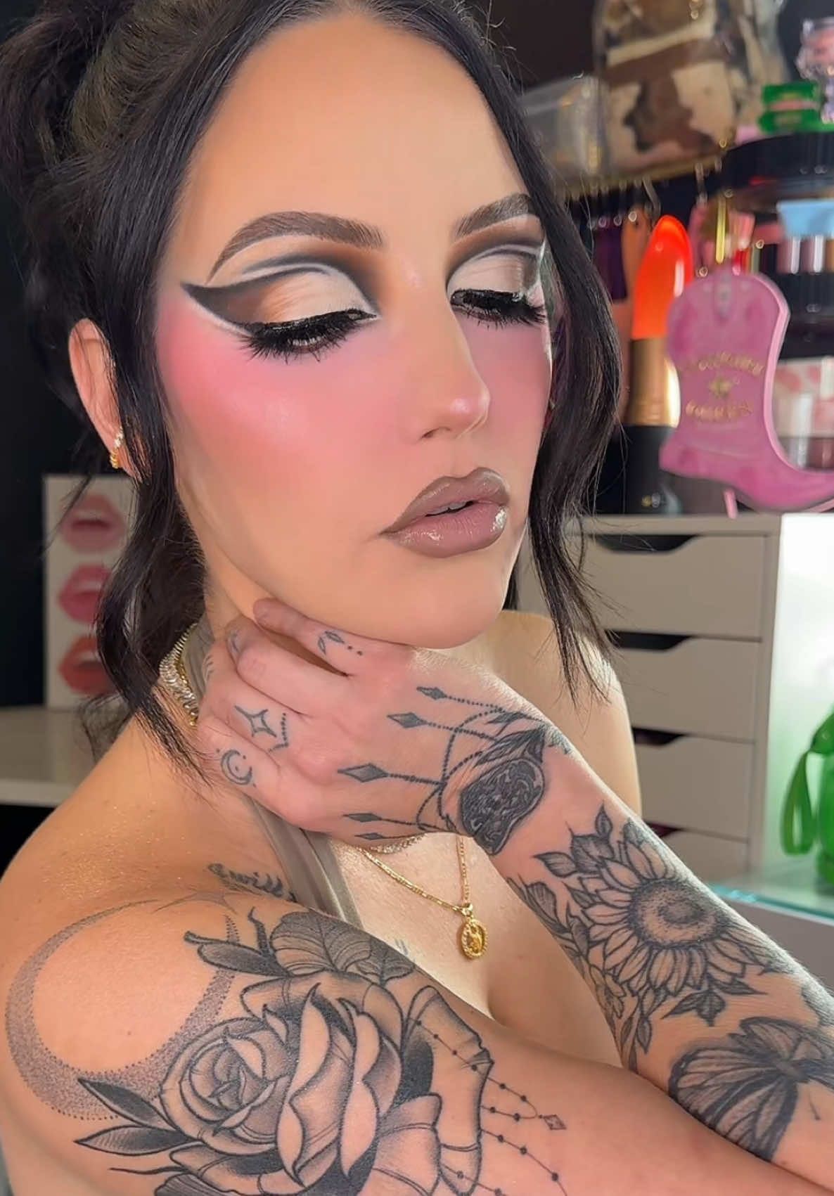 The @Jeffree Star Cosmetics @Jeffree Star O R G Y palette RELAUNCHES TOMORROW!!! Who’s ready?! #jeffreestar #jeffreestarcosmetics #jsc #eyeshadow #makeup 