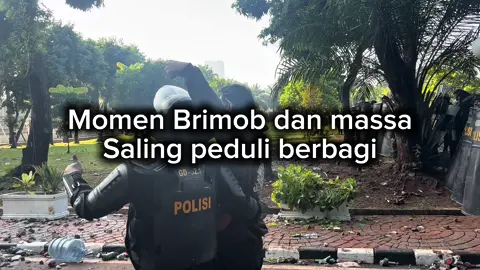 Ditengah-tengah kericuhan demonstrasi di depan Gedung DPR, ada momen yang sangat berharga dimana Anggota Brimob dan massa saling peduli berbagi.  Sabtu, 30 Agustus 2025 @divisihumaspolri  @humaskorpsbrimob  @poldametrojaya  @brimobdametrojaya @brimob_id  @polisi_indonesia
