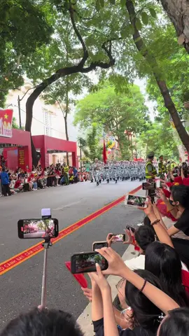 Bé bộ đội chân dài nè 🥰