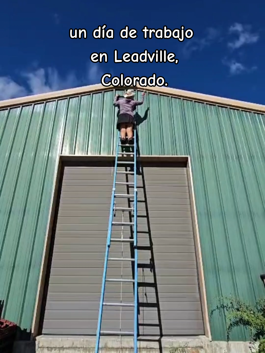 Un día normal de trabajo… pero no en cualquier lugar: en Leadville, Colorado 🛠️⛰️ Rodeada de montañas, de historia de minas  y de altura ! #Colorado #viajes #paisajes #trabajo #undiaenmivida 