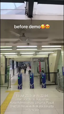 YaAllah halte senayan bank dki🥲 mana banyak kucing disanaa😭 yg salah dpr yg dirusak malah fasilitas umum💔💔 #transjakarta #updatetransjakarta #haltetransjakarta 