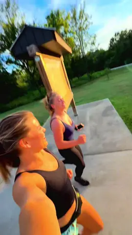 Friends that support each other‘s goals stick together!  💪🏻💖🏃‍♀️👙 Bodybuilder + Runner  =  the perfect duo 🙌🏻 @@Mason#f#fitfriendst#thankfulforyouw#workingforitc#cardioworkout