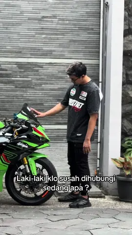 Sedang bersenang-senang dengan mainannya,klo kalian ? #zx6r 