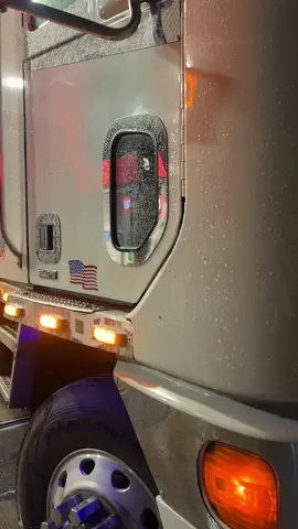 Pero que belleza #arcangel #freightliner #pesadosdeguatemala🇬🇹😎✌ #camionesconestilo #pyf 