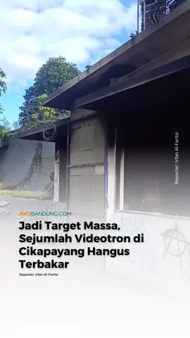 Sejumlah videotron di Cikapayang, Kota Bandung, hangus terbakar usai menjadi target massa dalam aksi unjuk rasa pada Jumat, 29 Agustus 2025. Begini kondisinya pagi ini. Sejumlah petugas kebersihan juga sudah mulai membereskan sisa sampah dan kerusakan fasum. Reporter: Irfan Al-Faritsi