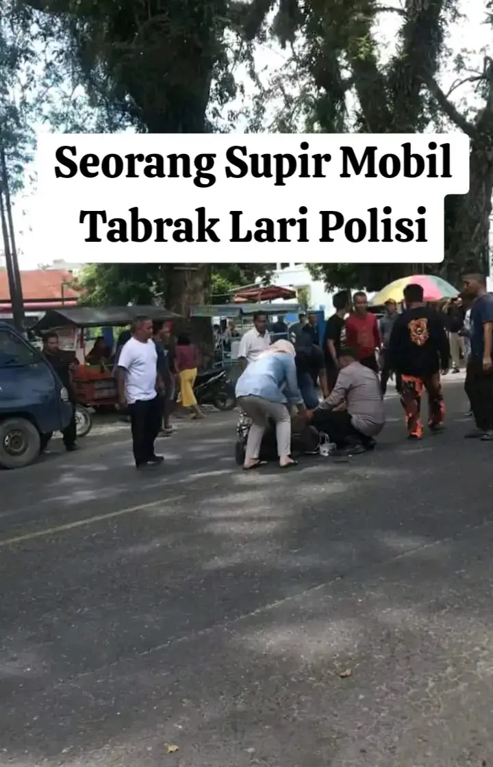 Berani kali supir mobil itu tabrak lari seorang Polisi di aek kanopan ya Kejadian siang ini, seorang Polisi yang tengah berjaga di tengah jalan lintas depan pos Satlantas Aek kanopan, dibawah pohon sono, datang pengendara mobil tiba tiba tabrak seorang polisi hingga terjatuh ditengah jalan lintas Kejadian ini juga sontak menarik perhatian warga setempat, pihak kepolisian lainnya langsung membantu mengevakuasi dan memasukkan pak Polisi tersebut kedalam mobil untuk dibawa ke Rs terdekat untuk penanganan lebih lanjut Mobil yang menabrak langsung tancap gas melarikan diri mengarah ke Rantau Prapat