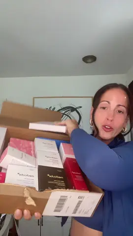 @medicube US Store this is a hill I will die on- Medicube is the GOATTT of skincare. It’s the only thing that has made my skin hydrated, smooth, glassy + starting to reduce my dark spots and hyperpigmentation. The Booster Pro is backed by celebrities and their dermatologist!  #medicube #boosterpro #koreanskincare #GlowUp #beautycreator 