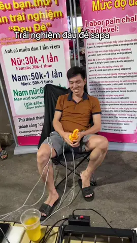 Máy đau đẻ mô phỏng cơn đau đẻ bằng cách sử dụng các xung điện hoặc rung động để kích thích các cơ ở vùng bụng dưới, gây ra cảm giác co thắt và đau nhói tương tự. Tuy nhiên, trải nghiệm này có những điểm khác biệt lớn so với cơn đau đẻ thật: Không có yếu tố nội tiết tố: Đàn ông chỉ trải nghiệm cơn đau về mặt vật lý, không có sự hỗ trợ của các hormone như oxytocin hay endorphin. Do đó, cơ thể họ không có cơ chế giảm đau tự nhiên, khiến cơn đau trở nên dữ dội và khó chịu hơn nhiều. Không có sự thích nghi sinh học: Cơ thể phụ nữ, trong suốt 9 tháng mang thai, đã trải qua nhiều thay đổi sinh học để chuẩn bị cho quá trình sinh nở. Quá trình này giúp họ quen dần với những cảm giác khó chịu và sẵn sàng về mặt thể chất và tinh thần. Đàn ông không có quá trình này, vì vậy họ phải đối mặt với cơn đau đột ngột và dữ dội. Nên làm ơn mấy chị mấy anh mà có nói hay nghe mấy bài báo cần đọc và hiểu cho rõ cơ chế sự thích nghi, phải tiến hoá cả mấy trăm triệu năm chứ cứ đem ra r so sánh ai chịu đau ai áp lực thì chịu máy này là để pr làm giàu bằng cách gây trái chiều dư luận nên mấy anh nam giới bớt trãi nghiệm hay mấy chị mấy mẹ bớt nữ quyền độc hại cái. 