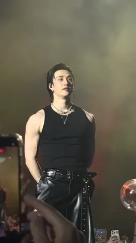 Io completamente morta stecchita quando mi guarda a fine video @Stray Kids #straykids #straykidscomeback #dominatetourstraykids #bangchan 