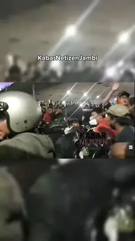Kita marah sama pemerintah dengan kebijakan yang tidak masuk akal.... Tetapi kenapa jadi pada menjarah? Kenapa minority yang disalahkan? Kami juga sama sama bayar pajak.... Salah kami apa??? Jangan buat ekonomi tambah hancur dengan menjarah dll. Please #new #demo #indo #saveindonesia #kelaparan #korupsi #pemerintah #promo24 