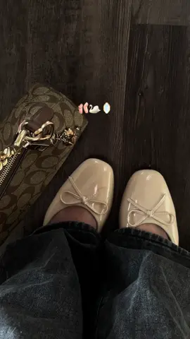 now I need them in red 😚  #fallfashion #balletflats 
