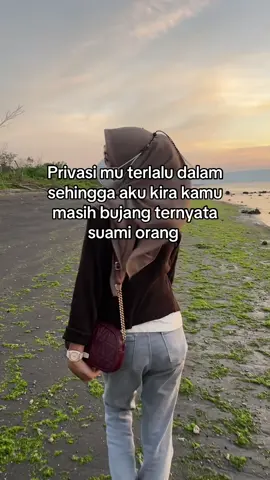 @Eva Ernwti  aku boleh2 saja bersaing dengan wanita lain asalkan jangan istrimu😭🤣