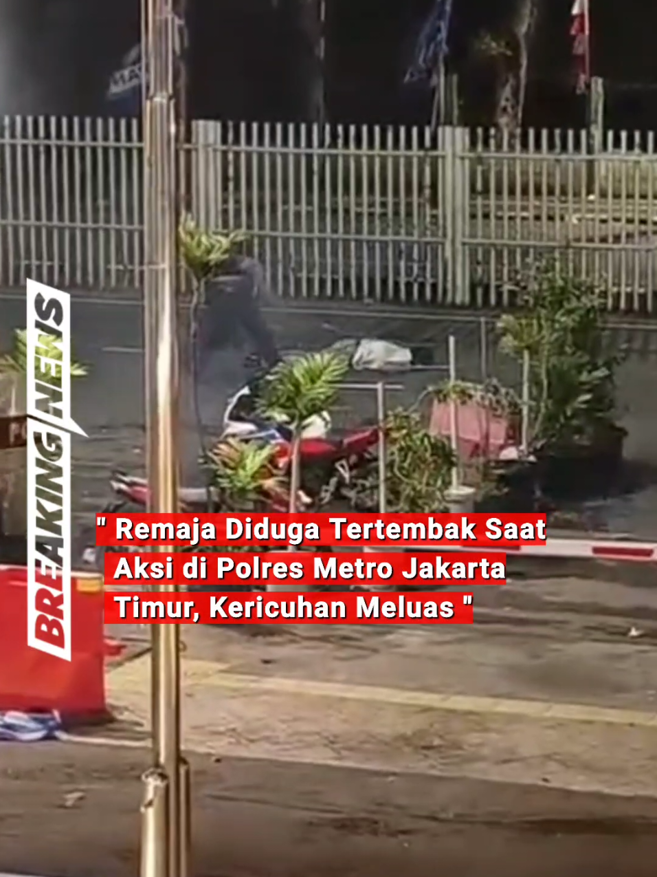 Jakarta, EsaNews.id – Satu orang remaja dilaporkan terkapar diduga terkena tembakan aparat kepolisian ketika aksi unjuk rasa berlangsung di depan Polres Metro Jakarta Timur, (29/8/2025). Kericuhan bermula saat ratusan massa aksi memadati area sekitar kantor polisi. Situasi yang awalnya berupa orasi mendadak memanas ketika sejumlah peserta aksi melemparkan benda ke arah aparat. Ketegangan pun berujung bentrokan. Seorang remaja terlihat terkapar di lokasi dan diduga terkena peluru. Belum ada keterangan resmi dari pihak kepolisian mengenai identitas korban maupun jenis proyektil yang mengenai tubuhnya. Sementara itu, kondisi di sekitar Polres Metro Jakarta Timur kian tidak terkendali. Belum ada keterangan resmi terkait jumlah korban maupun kerugian akibat kericuhan tersebut. #pembakaran  #polresmetrojakartatimur  #massaaksi  #trending #viral 