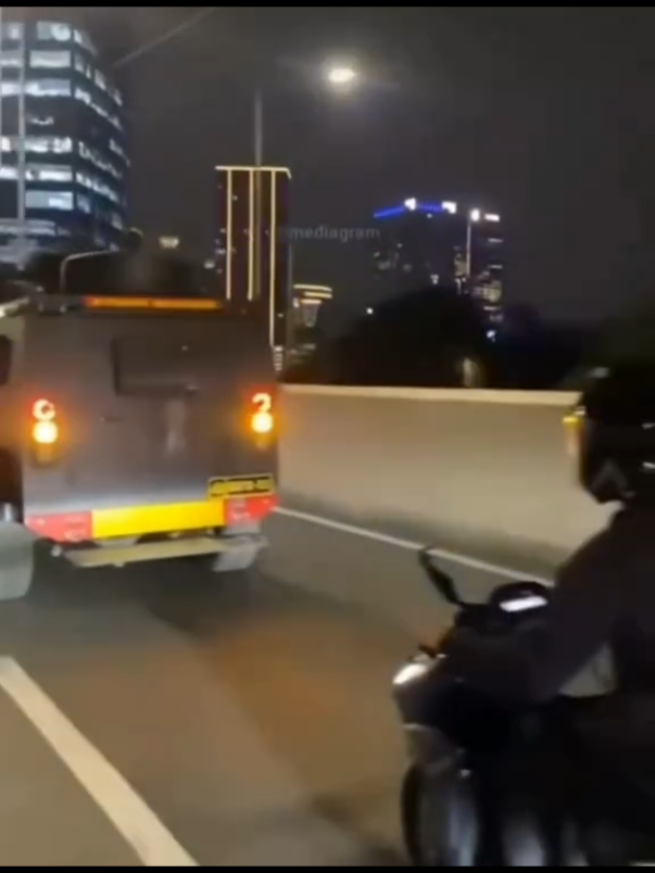 mobil taktis Barakuda brimob kabur usai menabrak Affan driver ojol, di kejar massa sampai ke markas Brimob jakarta #brimob #ojol #affan #demo #dpr 