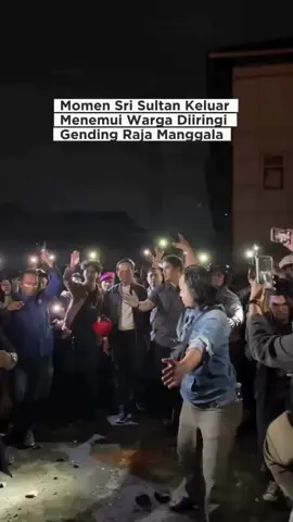 Suasana tegang di depan Polda DIY berubah menjadi perhatian publik setelah Sri Sultan Hamengkubuwono X turun langsung menemui para pendemo pada Jumat (29/8) sore. Ribuan massa yang sebelumnya mengepung kawasan tersebut dibuat terkejut dengan kehadiran sosok pemimpin Yogyakarta itu. Dengan tenang, Sultan melangkah ke tengah kerumunan dan berusaha menenangkan situasi yang kian memanas. Momen ini sontak menjadi perbincangan hangat, baik di lapangan maupun di media sosial. Banyak warga menilai keberanian Sultan turun langsung menunjukkan sikap kepemimpinan yang dekat dengan rakyat.