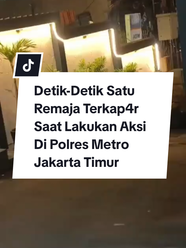 Satu orang remaja terkapar diduga terkena tembak*n oleh pihak kepolisian pada saat melakukan aksi di Polres Metro Jakarta Timur, Sabtu (30/8/2025) dini hari. Diketahui kericuh*n yang dilakukan ratusan massa aksi semakin meluas. Nampak beberapa massa aksi berusaha untuk membak*r Polres Metro Jakarta Timur. #hariharijakarta #jktinfo #infojakarta #jakarta #jakartatimur 