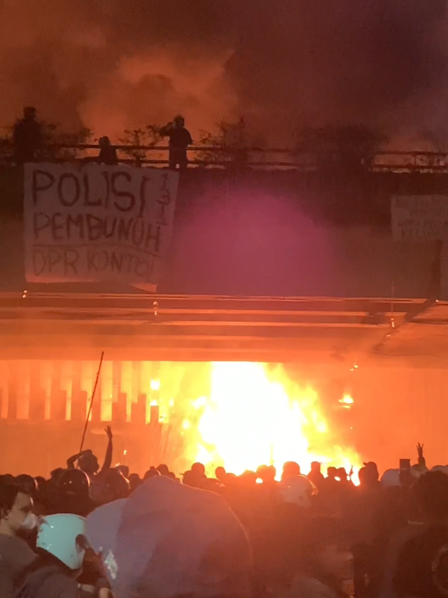Halte Senen dan sekitar nya ludes. jakarta membara  mari perluas perjuangan agar semua melek, follow,like posting ulang & share temen temen #fyp #demo #dpr #jakartakeras #demodpr 