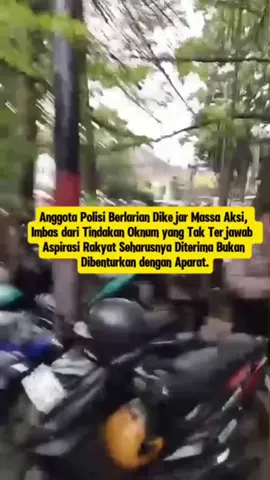 Kejadian anggota kepolisian yang berlarian dikejar massa aksi adalah potret nyata ketidakpuasan rakyat terhadap sikap dan tindakan oknum yang hingga kini tidak terjawab. Rakyat hadir di jalanan bukan untuk berbenturan, melainkan untuk menyampaikan aspirasi demi kebaikan bersama.   Polri sejatinya adalah pengayom masyarakat, yang seharusnya bisa mendengar, merangkul, dan mengawal aspirasi rakyat secara damai. Bukan malah menciptakan ketegangan yang berujung pada insiden tak diinginkan.   Dari peristiwa ini, harapannya pola dan cara pengamanan yang dilakukan aparat kepolisian bisa lebih bijak, humanis, dan damai. Rakyat butuh didengar, bukan ditekan. Aspirasi adalah suara kebenaran yang semestinya menjadi bahan introspeksi bersama, bukan dijawab dengan represifitas.   #AspirasiRakyat  #OknumPolisi  #PolriHumanis #PengayomBukanLawan #RakyatButuhDidengar