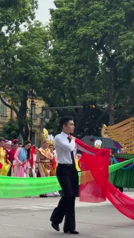 Bắt gặp các nghệ sĩ yêu nước tham gia diễu binh#a80 #dieubinh #đen #mono 