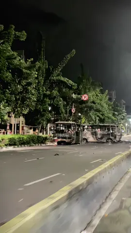 Saking asyiknya sampe lupa tujuan utamanya,lekas membaik negeriku #dpr #polisi #demo #foryoupage #xyzbca 