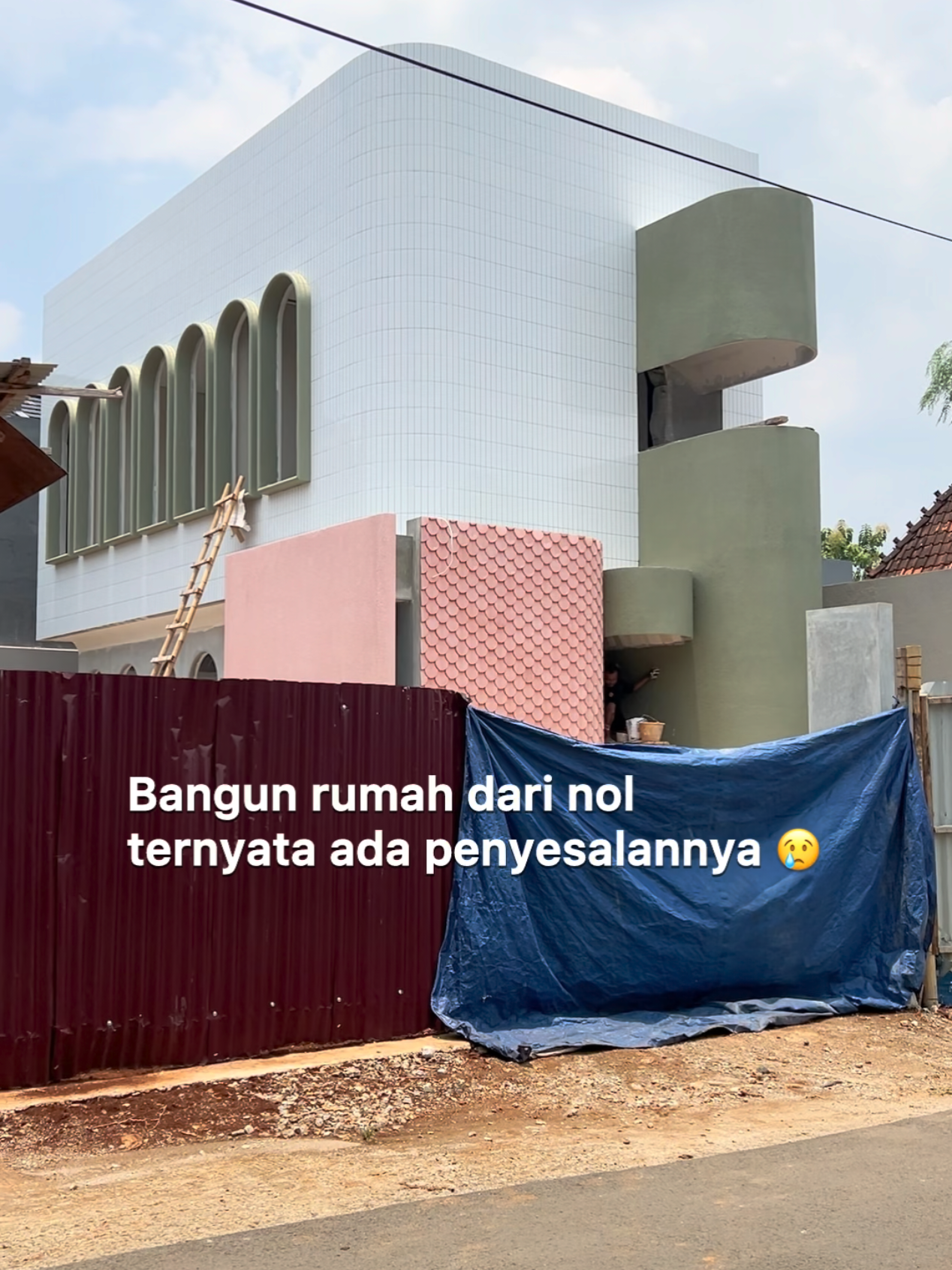 Bangun rumah dari nol ternyata ada juga penyesalannya.  Kalau untuk rumah yang dibangun udah sesuai dengan desain yang dibuat arsitek. Tapi setelah rumahnya ditempati baru notice nih kalo penerangan di area parkir ternyata minim banget. Sepertinya perlu untuk pasang lampu jalan biar ga horor.  Masalahnya aku tuh lupa ga siapin kabel listrik buat lampu jalan dan keperluan lainnya. Untungnya aku nemu Solar Street Light dari @visalux.indonesia  yang pakai panel surya monokristalin jadi bisa menghasilkan listrik lebih banyak. Spesialnya lampu ini tuh tetap bisa menghasilkan listrik walau cuaca mendung dan cahaya mataharinya kurang.  Selain lampu jalan, akujuga pakai beberapa produk visalux lainnya buat di rumah nano 2.0. Kalau kalian penasaran, bisa langsung cek Official Store Visalux ya! #lampupanelsurya #lampujalantenagasurya #lampujalan #beltanpakabel #beltanpabaterai 