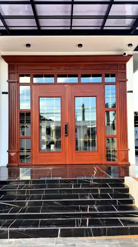 Cửa thép vân gỗ Luxury mã KLT-3VK kết hợp kính hộp nan đồng. #xuhuong #cuathepvango #koffmannvietnam #vuongkoffmann #cuathepvangodep 