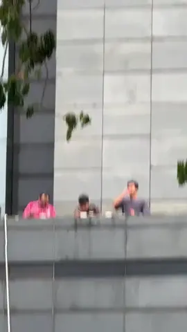 isi otk para pejabat itu apa sbner nya,gimana rakyat gak mrah gak anarkis klo kami demo di sambut dgn ejeken ketawa2 dan mkan2 depan pendemo #dprbubarkan #demodpr #dpr #demo