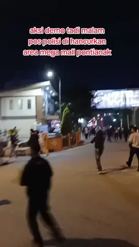 aksi demo pos polisi di hancurkan area  mega mall pontianak #demo #pendemo  #pontianakinformasi #beritaterkini 