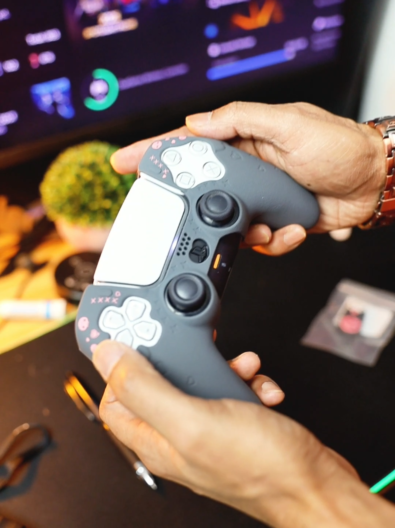 Game in comfort, game in style. Protect your controller and show off your personality with the GeekShare Kuromi skin set. Soft grip, fun design, total vibe. #GeekShare #PS5Controller #SwitchProController #Kuromi #GamingSetup 
