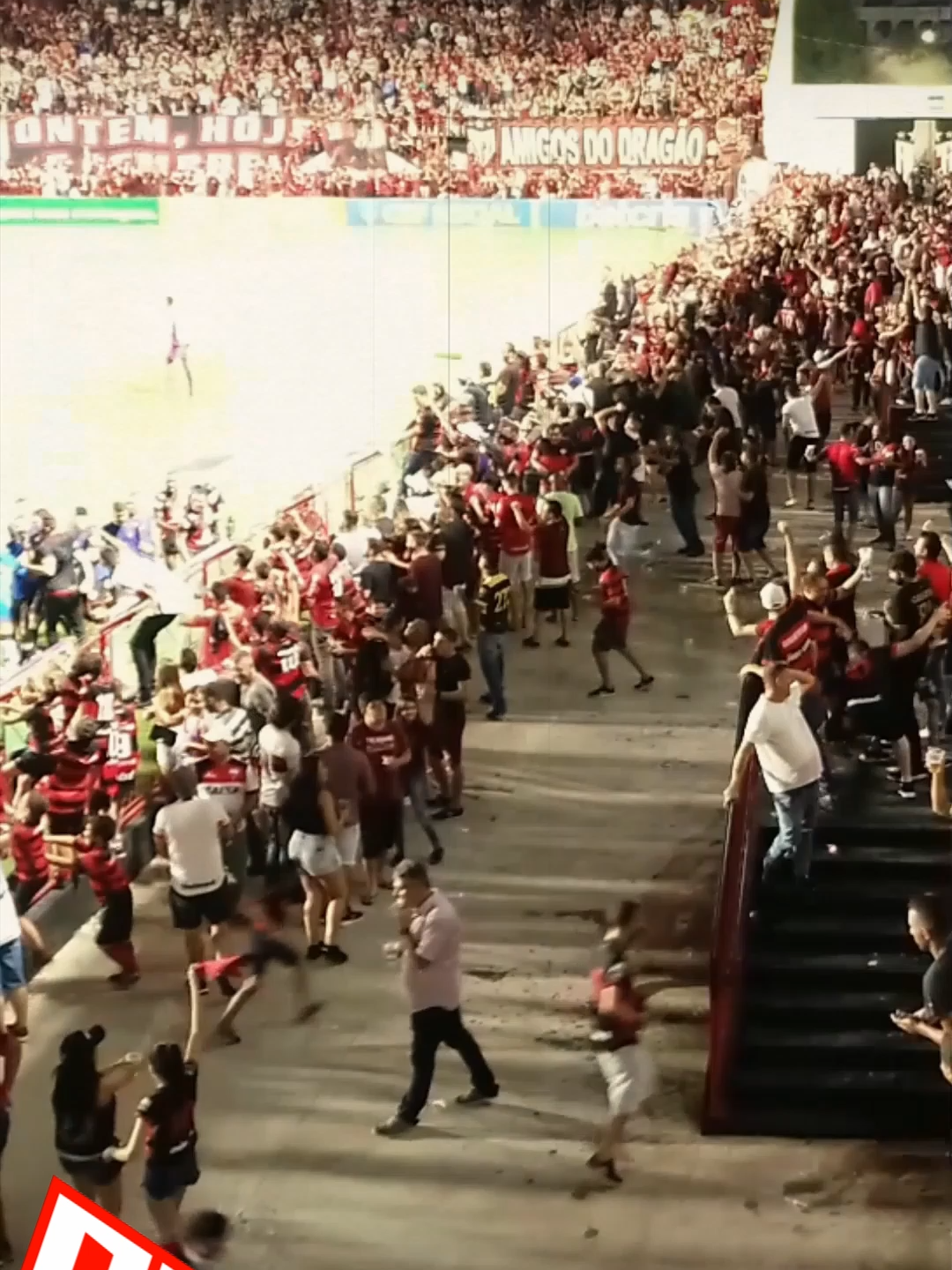Momentos Que Marcam o Dragão 🐉❤️🖤 Quantos momentos marcantes já vivemos e ainda vamos viver mais! ⚽🔥 Mas como não lembrar de títulos 🏆, de jogadas incríveis 🎯, de semifinais emocionantes 🏟️, de momentos nostálgicos que ficam para sempre na memória 🕰️✨. Momentos que marcaram gerações do Atlético e continuam a inspirar os futuros torcedores 🙌🐲. Que momentos, como é bom sempre recordar essas histórias maravilhosas do nosso Dragão! 💥🔥❤️🖤 📹 Texto: Paulo Marcos #AtléticoGoianiense #Dragão #MomentosInesquecíveis #PaixãoRubroNegra #HistóriaDoDragão #GeraçãoAtleticana #OrgulhoDeSerAtleticano #FuturoRubroNegro #EmoçãoSemFim