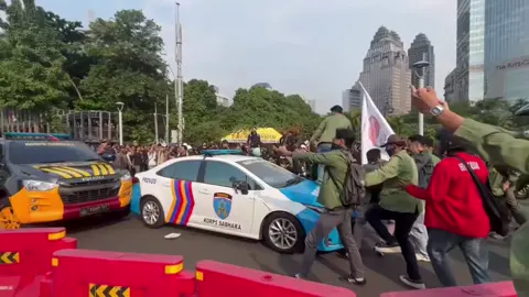 MOBIL polisi diserang massa di depan Polda Metro Jaya, Jumat, 29 Agustus 2025. Demo kian sore kian seru. #poldametrojaya #pendemoserangpolisi #polisitabrakojol