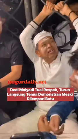 Gubernur Jawa Barat, Dedi Mulyadi turun langsung untuk menenangkan dan mendengarkan masyarakat yang penyampaian aspirasi di Gedung DPRD Provinsi Jawa Barat dan Gedung Sate.  Mungkin hanya Dedi Mulyadi yang berani turun ke jalan bertemu langsung para Demonstran walau Gubernur Jabar itu terkena lemparan batu dan masyarakat yang demo sangat antusias dengan kehadiran pemimpin Jawa Barat tersebut.  🎥: @infobdgbaratcimahi  #bogordailynews #kdm #bandung #jabar #gubernurjawabarat   