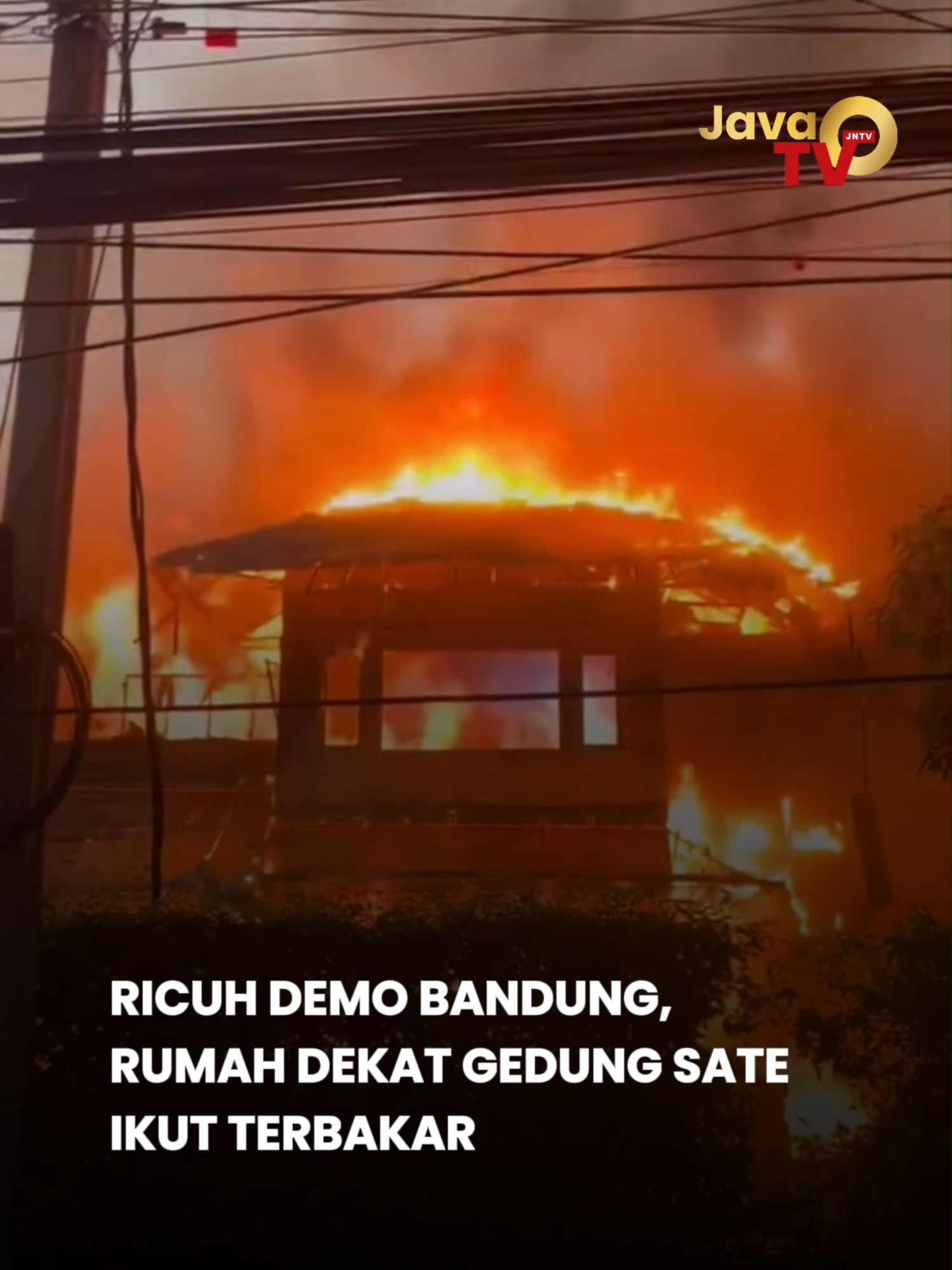 Aksi unjuk rasa meluas di berbagai daerah usai tewasnya ojol Affan Kurniawan. Di Bandung, massa menjebol kawat berduri di depan DPRD Jabar hingga membakar aset MPR RI dekat Gedung Sate. Di Jakarta, ribuan orang turun ke DPR & Mako Brimob, sementara di Surabaya dan Solo massa juga bentrok dengan aparat. Gelombang protes ini kian membesar sebagai bentuk kekecewaan publik. Dikutip dari : CNN Indonesia Sumber video : AndaraStore Subang #Demo29Agustus #AffanKurniawan #DPRDJabar #JakartaBergerak #SolidaritasRakyat
