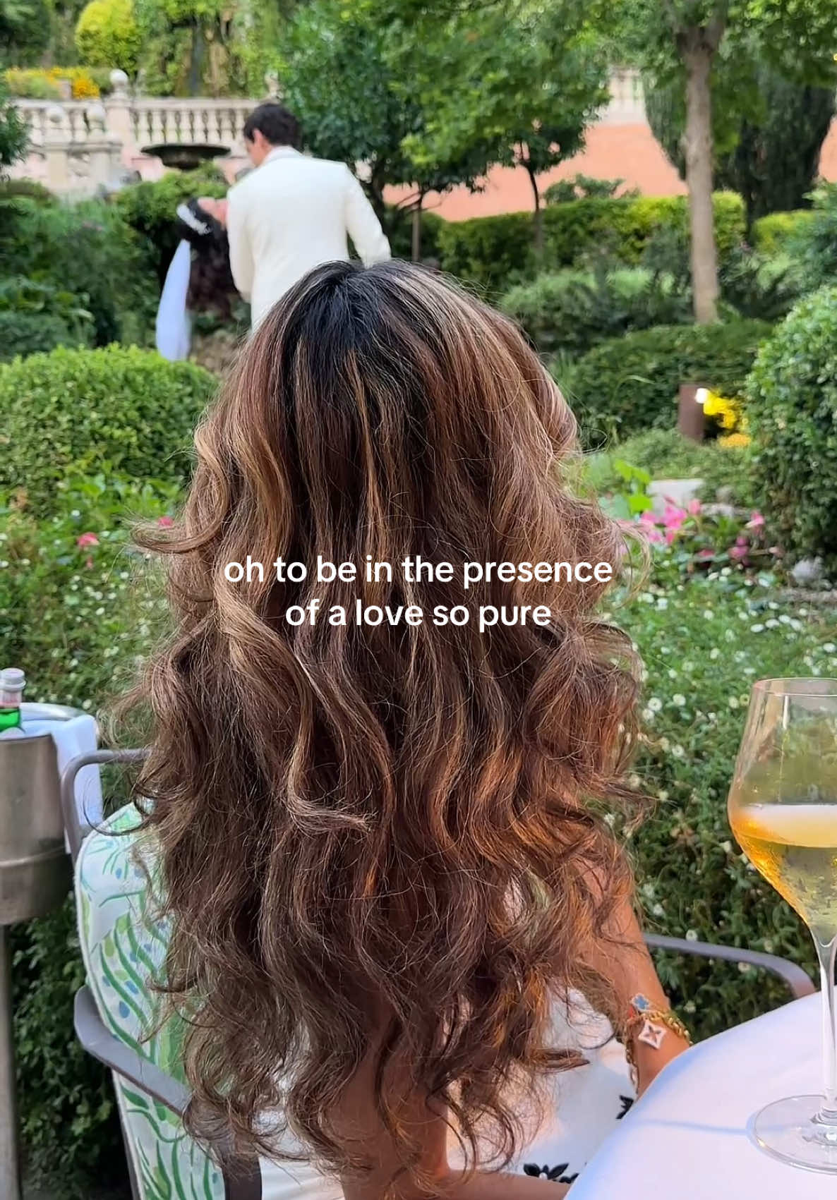 This was the most wholesome thing to witness at a restaurant in the middle of italy🥹🤍 congrats to whoever that happy couple was LOL #wedding #weddingguest #fypシ゚viral #couplegoals 