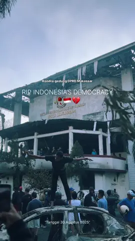 Kondisi gedung DPRD Makassar🥀🇮🇩💔 Cepat pulih Indonesia ku🙏🙏 #indonesiasedangtidakbaikbaiksaja #rip #fyp 