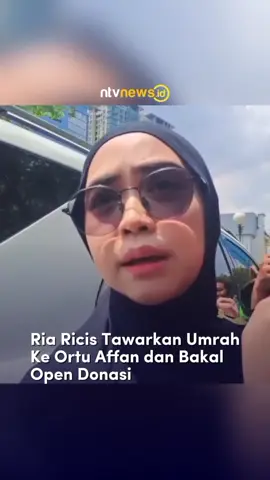 Ria Ricis turut hadir di pemakaman Affan Kurniawan, driver ojol yang meninggal dunia akibat insiden dengan mobil rantis Brimob. Ia sempat menawarkan hadiah umrah untuk keluarga, namun niat baik itu ditolak karena sudah ada pihak lain yang memberikan. Meski begitu, Ricis tetap berkomitmen membantu keluarga almarhum. Bersama rekan-rekan selebriti, ia berencana membuka donasi untuk mewujudkan impian mendiang: membelikan rumah untuk orang tua yang masih tinggal di kontrakan. (el/as) #news #ntvnewsid #RiaRicis #AffanKurniawan #OjolBrimob   