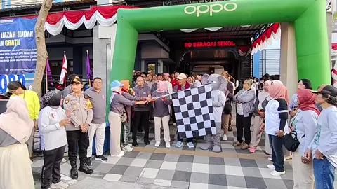 SMAN 1 Bojonegoro Gelar Dies Natalis ke-77 Meriah dan Penuh Kebersamaan Bojonegoro – SMAN 1 Bojonegoro sukses menyelenggarakan rangkaian kegiatan Dies Natalis ke-77 yang berlangsung meriah dan penuh kebersamaan. Puncak acara digelar pada Sabtu, 30 Agustus 2025, dengan menghadirkan seluruh warga sekolah, alumni, komite, bapak/ibu alumni guru dan tenaga kependidikan (purna tugas) dan dukungan dari orang tua siswa serta mitra lembaga sekolah dan dunia usaha di Bojonegoro Sejumlah tokoh penting hadir memberikan apresiasi atas perjalanan panjang SMAN 1 Bojonegoro, di antaranya: 1. Bapak Dr. Hanif Faisol Nurofiq, Menteri Lingkungan Hidup/Kepala Badan Pengendalian Lingkungan Hidup (KLH/BPLH) sekaligus alumni SMAN 1 Bojonegoro tahun 1990 dalam hal ini diwakili Ibu Dr. Hanifah Dwi Nirwana, S.T., M.T., Staf Ahli Kementerian Lingkungan Hidup bidang Perhubungan Antar Lembaga sekaligus Direktur Limbah Sampah. 2. Wakil Bupati Bojonegoro Ibu Hj Nurul Azizah 3. Bapak Hidayat Rahman, S.Pd., M.M., Kepala Cabang Dinas Pendidikan Wilayah Bojonegoro. 4. Ibu Dra Titik Moedjayanti, MM, Pengawas Pembina Cabang Dinas Pendidikan Wilayah Bojonegoro 5. Perwakilan PK-LK Cabang Dinas Pendidikan Wilayah Bojonegoro 6. Perwakilan Badan Koordinasi Wilayah Pemerintahan dan Pembangunan II Bojonegoro Provinsi Jawa Timur 7. Perwakilan Dinas Lingkungan Hidup Bojonegoro Kehadiran para tamu undangan tersebut menjadi bentuk dukungan nyata terhadap upaya SMAN 1 Bojonegoro dalam terus meningkatkan mutu pendidikan, budaya literasi, dan kepedulian sosial. Dalam kesempatan ini, berbagai kegiatan dilaksanakan, mulai dari jalan sehat, lomba-lomba kreatif dan edukatif, pentas seni, hingga aksi sosial yang menjadi ciri khas peringatan ulang tahun sekolah. Sebelumnya, SMAN 1 Bojonegoro juga menggelar program SMASA Peduli Sosial berupa penyaluran bantuan sejumlah 26 unit kursi roda dan alat bantu baca untuk tuna netra di SLB di seluruh kabupaten Tuban dan Bojonegoro, serta bantuan sumur bor di Musholla Al-Arofah, Desa Sidodadi, sebagai wujud kepedulian terhadap masyarakat. Dalam sambutannya, Kepala SMAN 1 Bojonegoro, Ibu Dra. Wiwik Widowati, M.Pd., menyampaikan rasa syukur dan ucapan terima kasih yang tak terhingga kepada seluruh warga sekolah, komite sekolah, orang tua murid, alumni, bapak/ibu alumni guru dan tenaga kependidikan serta semua pihak yang telah memberikan dukungan, baik berupa partisipasi maupun donasi, hingga acara Dies Natalis ke-77 SMAN 1 Bojonegoro dapat terselenggara dengan sukses. Beliau juga menyampaikan untuk selalu menjaga semangat kebersamaan, prestasi, dan kepedulian sosial agar SMAN 1 Bojonegoro terus menjadi sekolah unggulan yang melahirkan generasi berkarakter dan berprestasi. > “Terima kasih kepada semua pihak yang sudah berkontribusi dan memberikan dukungan terbaiknya. Perayaan ini adalah bukti kebersamaan kita, dan semoga semangat persaudaraan ini terus terjaga untuk kemajuan SMAN 1 Bojonegoro,” ungkap beliau. > “Dies Natalis bukan hanya sekadar perayaan, tetapi juga momentum untuk merefleksi perjalanan panjang sekolah, memperkuat persaudaraan, dan memupuk semangat juang dalam meraih prestasi,” tutur beliau. Kemeriahan semakin terasa dengan penampilan ekstrakurikuler seni dan budaya, bazar kreatif siswa, serta dukungan donasi fasilitas dari orang tua murid yang ikut menyemarakkan acara. Kehadiran alumni lintas angkatan juga menambah kekhidmatan dan kebanggaan tersendiri. Dengan semangat “Bersatu, Berprestasi, dan Berbudaya”, Dies Natalis ke-77 SMAN 1 Bojonegoro menjadi bukti nyata kekompakan seluruh keluarga besar sekolah. Diharapkan momentum ini menjadi pijakan untuk terus berinovasi, berprestasi, dan memberi manfaat lebih luas bagi masyarakat. #bojonegoro #dispendikjatim #cabdinbojonegoro #jatim #provinsijawatimur 