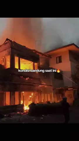 gedung dpr habiss terbakar🔥🫵 #demo #dpr #tikusberdasi #masukberanda #bandung 