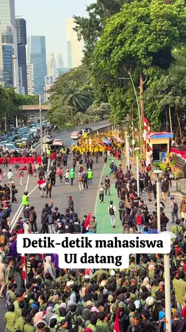 Detik-detik mahasiswa UI datang dan disambut meriah #fyp #demo #viral #polisi #tranding 