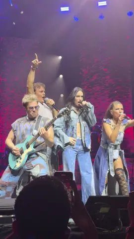 ig:cande_schneer faltar al primer show de erreway en buenos aires debe ser como cuando justo faltabas al colegio y vino lali #lali #erreway🚸 #erreway 