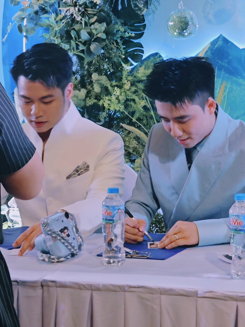 Mới xếp hàng chờ đến lượt lúc Fansign mà vẻ đẹp của Ninh Dương làm tui tim đập gấp, chân run như sắp ngất đến nơi nhưng mồm tui vẫn khen Ninh Dương đẹp trai 🤭 [29.8.2025: Sự kiện gặp gỡ Sao Đồng Điệu- La Vie x Ninh Dương Story tại Hà Nội] #ninhduongstory #tramdungchutyen #yenmotchut #ninhanhbui #nguyentungduong 