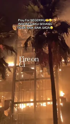 80 tahun indonesia merdeka Genap 80 tahun Indonesia di rundung nestapa😢 Luka,pilu kini menjadi satu Kemarin baru saja kami kibarkan  Bendera suci Nan berani Bendera yang penuh ribuan makna di dalamnya Tapi perlahan simbol itu kini Tiada artinya🥲 Negeri yang dulu kubanggakan Negeri yang dulu kami sanjung sanjung Negeri yang dulu kami Harumkan Kini,Menjadi abu yang tiada artinya🥲 Ahhhhh,negeri ku kini di rundung nestapa,pilu,luka,duka yang menjadi satu Lihatlah sang penguasa Dengan begitu hebatnya,Dengan begitu beraninya Mereka berbuat semenah menahnya🥲 Ayo kawan,,Mari bersatu Melawan Penguasa yang serakah  Mari melawan Penindasan ini, Buktikan kepada mereka bahwa kita bisa Melawan dan mengancurkan ke dzoliman ini🫵🏻✊🏾 #makassar #dprdmakassar #fypシ゚  Save indonesia Indonesia emas Indinesia bersih IndonesiaMerdeka