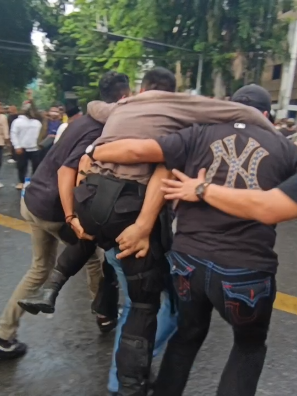 Seorang polisi terluka saat amankan aksi demo ricuh di medan di gotong rekan2nya