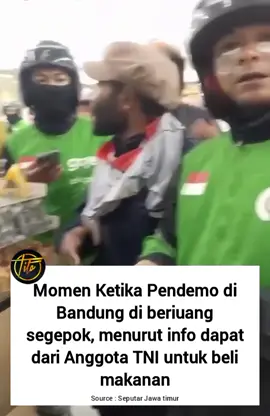 Momen Ketika Pendemo di Bandung di beriuang segepok, menurut info dapat dari Anggota TNI untuk beli makanan #beritanasional #viralvideo  #viral #bandung #aksidemo 