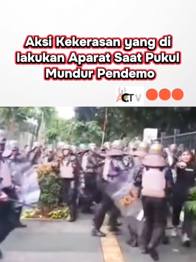 Aksi kekerasan yang dilakukan oleh pihak kepolisian kepada demontrasi di area DPR RI saat memukul mundur, pada Kamis 28 Agustus 2025. Nampak sejumlah petugas melakukan intimidasi terhadap jurnalis yang sedang melakukan pekerjaannya. #infojakarta  #Jakarta  #massaaksi  #fyp #viral 